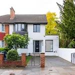 4 Bed 4 Bath House By Livestay Short Lets & Serviced Accommodation London With Parking, Jacuzzi & Garden