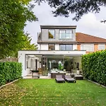 4 Bed 4 Bath House By Livestay Short Lets & Serviced Accommodation London With Parking, Jacuzzi & Garden