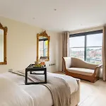 4 Bed 4 Bath House By Livestay Short Lets & Serviced Accommodation London With Parking, Jacuzzi & Garden