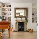 4 Bed 4 Bath House By Livestay Short Lets & Serviced Accommodation London With Parking, Jacuzzi & Garden