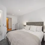 2 Bedroom Apartment In Hoxton Square, Shoreditch, London, N1