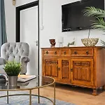 Centrally Located Spacious Three Bedroom Apartment Short Term Rental & Flexible Renting Hackney With Free Wifi