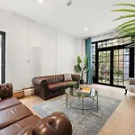 Centrally Located Spacious Three Bedroom Apartment Short Term Rental & Flexible Renting Hackney With Free Wifi