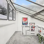 Centrally Located Spacious Three Bedroom Apartment Short Term Rental & Flexible Renting Hackney With Free Wifi
