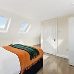 Stylish Wembley Gem - Parking -Sleeps 14