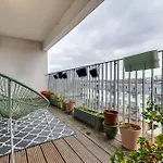 Spacious Modern Camberwell Apartment