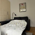 Kensington Apartment With 2 Bedrooms 1 Living Room And Patio