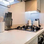 Bright And Modern Bayswater Apartment