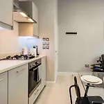 Bright And Modern Bayswater Apartment