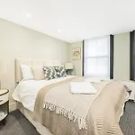 Stylish 2-Bed Townhouse In Mayfair