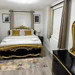 Modern London 2-Bed Flat Sleeps Up To 5