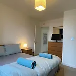 Stratford 2 Bedroom Apartment With 2 Bathrooms & Great Links