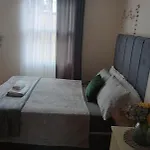 1- Bedroom Flat In London, Sleeps 4, Good Transport Link