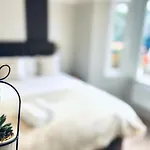 London South Charming Ensuite Look Like Hotel Designer Room