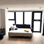 Sleek Studio Flat Near Highbury & Islington Station