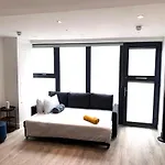 Sleek Studio Flat Near Highbury & Islington Station