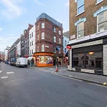Stylish 2 Bedroom Apartment In The Heart Of Soho Gs5
