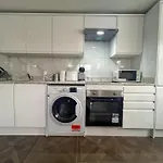Stylish 2 Bedroom Apartment In The Heart Of Soho Gs5