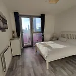 Giogio - Comfortable Stratford Flat With Stunning Views