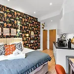 Cute & Compact - Petite Studio With Style!