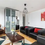 Lake View Hackney High End 3-Bedroom Flat