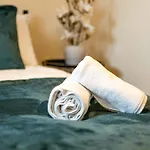 Central 4 Bed Flat - Sleep 8