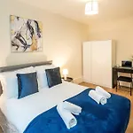 Central 4 Bed Flat - Sleep 8