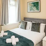 Central 4 Bed Flat - Sleep 8
