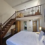 Cromwell Hotel