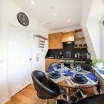 Chic 2Br Loft-Style Apartment In Queensway
