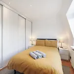Chic 2Br Loft-Style Apartment In Queensway