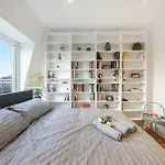 Chic 2Br Loft-Style Apartment In Queensway