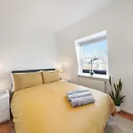 Chic 2Br Loft-Style Apartment In Queensway
