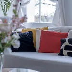 Central & Charming 2-3 Bed Apartment In Kensington, 2 Minutes To Tube, Piccadilly & District Lines, Stunning Garden Views