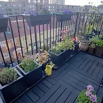 Airy One-Bed In Limehouse With Views Of The City