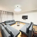 Spacious Hyde Park Family Apartment
