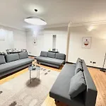 Spacious Hyde Park Family Apartment