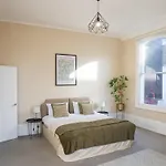 London Bright Spacious Apartments Central Location!