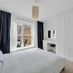 Tower Bridge 2 Bedrooms House