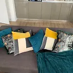 Modern Hi-Rse 1Bedroom Apartment