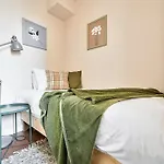 Newly Renovated 2-3 Bed Flat In Fulham By The Thames