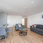 Exquisite 2Bed Apt With Parking Near 02 Arena