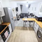 Bromley Serviced Apartments - Beckenham Place Park - London - 2 Bed House - Free Parking - 2 Beds 1 Sofabed