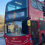 Cozy En-Suite Stay, Steps From Elizabeth Line