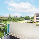 Garland Modern Close To Station 3 Bedroom City Apartment