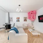 Stylish 3 Bed Home With Gardens Fast Transport Links