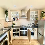 London\'S Central East End 2 Bedroom City Apartments