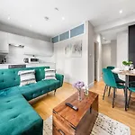 London Elite Flat With Parking