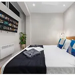 London Elite Flat With Parking