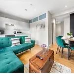 London Elite Flat With Parking